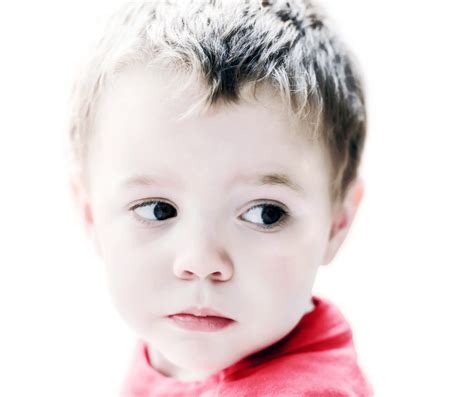 Is side eye glancing autism?